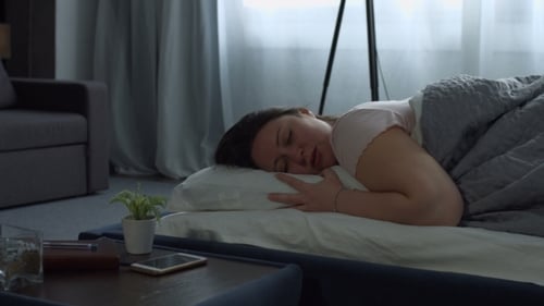Femme attirante fatiguée ronflant bruyamment dans le lit