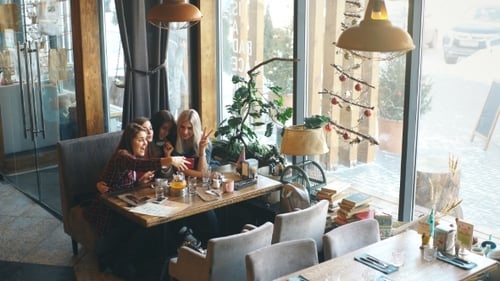 Selfie Cuatro mujeres sentadas en un café
