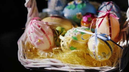 Wunderschöne Ostereier in einem Korb. Treffen zu Ostern