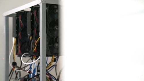 El rack abierto para la minería de criptomonedas incluye tarjetas Gráficos, placa base y disco duro