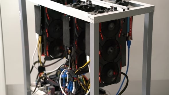El rack abierto para la minería de criptomonedas incluye tarjetas ...