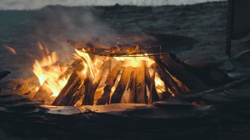 Brennende Flammen über dem Grill