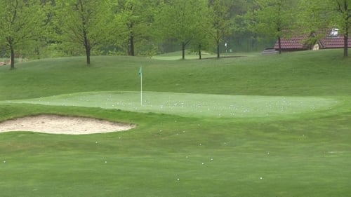 Campo de golf en club y césped verde con pelotas de golf