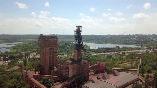 Industrieller Bergbauförderer rote Eisenerz-Luftdrohne Bewegung der rechten Kamera Krivoy Rog Ukraine