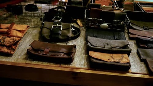 Varios tipos de bolsos de piel sobre mesa