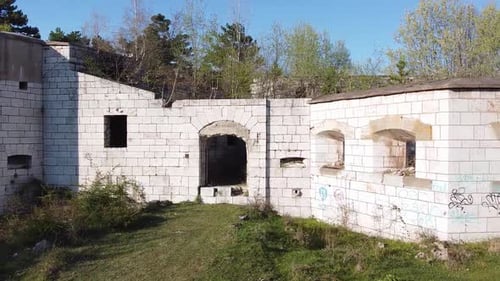 Antiguo fuerte militar abandonado V8