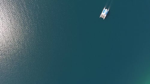 Velero solitario en la superficie del mar. Vista aérea superior