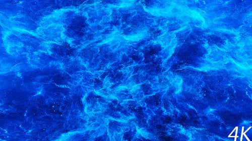 Fliegen durch abstrakte hellblaue Nebel im Weltraum