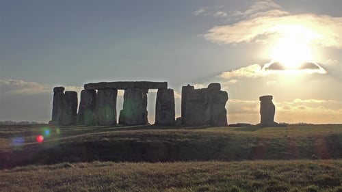 Nuvens se movendo sobre Stonehenge, Wiltshire Inglaterra