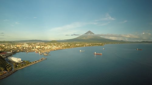 Panorama aérien de la ville de Legaspi le matin à l'aube