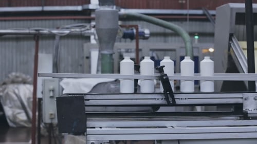 Les bouteilles en plastique tombent du convoyeur