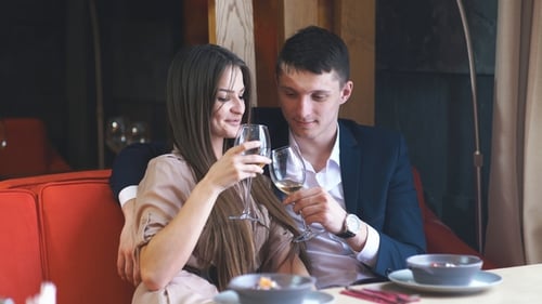 Un couple célèbre la Saint-Valentin avec un dîner romantique au restaurant
