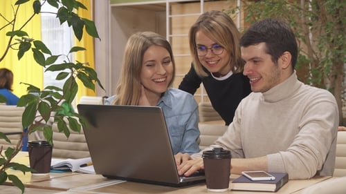 Les jeunes travaillent au Hub