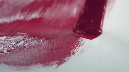 Malpinsel mit roter Acrylfarbe