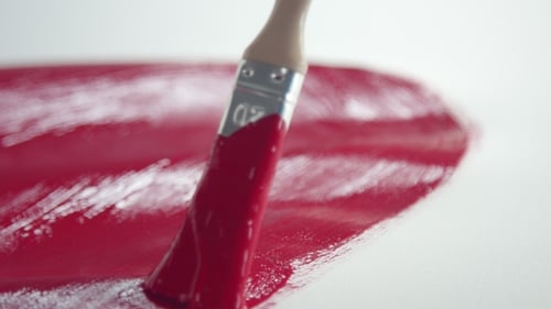 Malpinsel mit roter Acrylfarbe