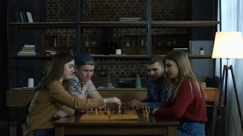 Freudiges Mädchen besiegt ihre Freundin im Schachspiel