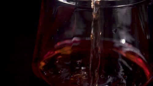 Der Weinstrahl wird auf das Dekanterglas und die Blasen gegossen