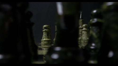 Schach, Schachbrett aus Holz, Geschäftskonzept, schwarzer Hintergrund. Rutschen. Schachfiguren auf dem Schachbrett