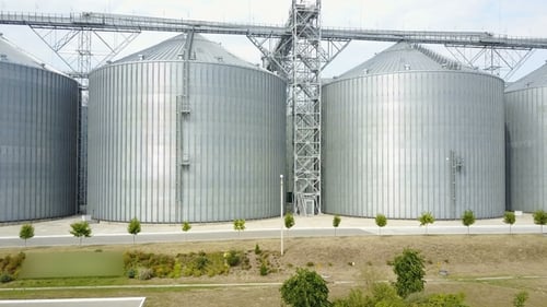 Luftaufnahme. Anlage zur Lagerung und Verarbeitung von Getreide. Metallkorn-Aufzug