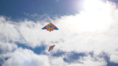 Drachen im Himmel. Bunte Drachen fliegen in blauem Himmel. Unter dem blauen Himmel Fliegende Drachen