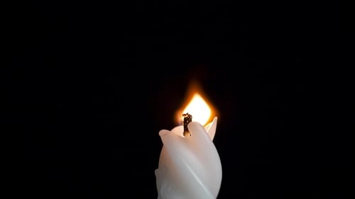Kerzen-Rauch. Details einer Kerzenflamme, Studio isoliert. Match und Kerze auf schwarzem Hintergrund