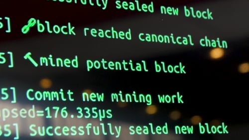 Tela com código criptográfico, digitais verdes. Código do Programa para Mineração Criptomoeda, Trabalho de Mineração