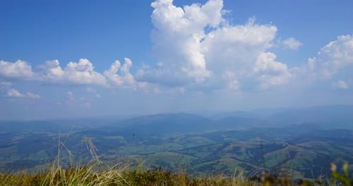 Bewegte Wolken in den Bergen. Bezauberndes Bild