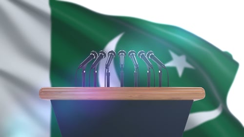Podio de discursos con bandera de Pakistán
