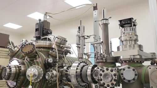 Große graue Maschine mit vielen Details und Messgeräten Große verchromte Stahlherstellungsmaschine mit Steuerung
