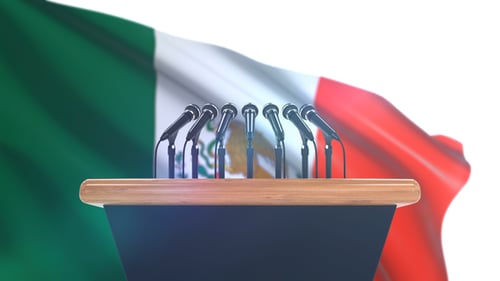 Podio de discursos con bandera de México