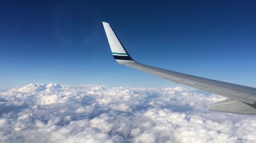 Flugzeugflügel im Himmel. Flügel eines Flugzeugs, das über den Wolken fliegt