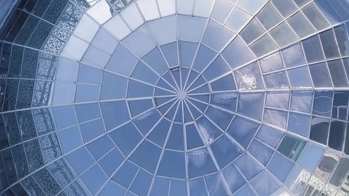Vista aérea na cúpula moderna do edifício de vidro. Fundo de cúpula de vidro. Telhado de vidro no edifício