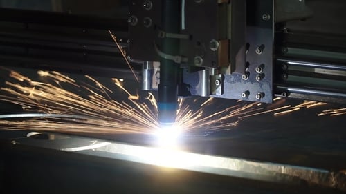 Der industrielle Laserschneidbrenner schneidet Präparate aus Metall. Clip. Laserschneider in der