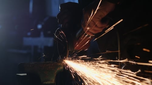 Arbeiter beim Schleifen von Metallkonstruktionen mit einer Kreissäge