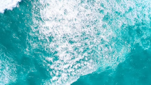 Plan central des vagues sur l'océan à partir d'un Drone