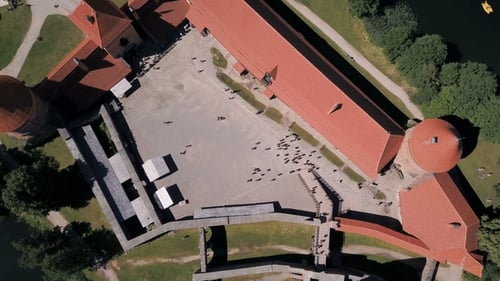 Litauen. Trakai. Flug über ein schönes Schloss auf einer Insel an einem See. Luftaufnahme von Schloss Trakai