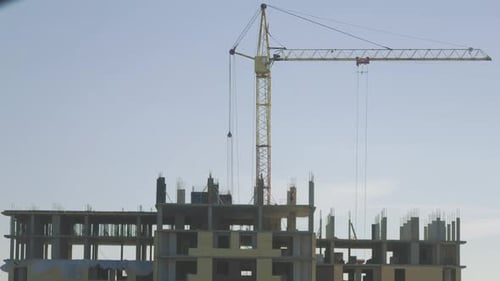 La grúa del sitio de construcción Timelapse está levantando un panel de muro de hormigón prefabricado al edificio de instalación
