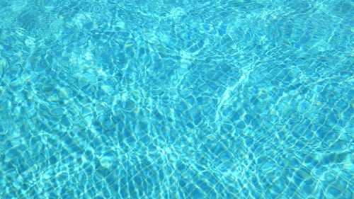 Blaues Wasser im Schwimmbad
