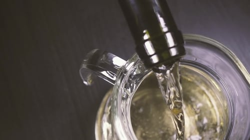 Le vin blanc se déverse dans la carafe
