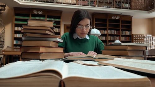 Zufriedener Student unter den Büchern