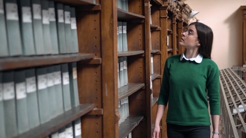 Mädchen in der Nähe von Bücher