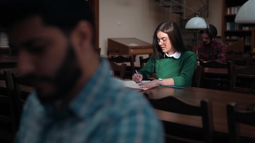 Mädchen studiert in der Bibliothek