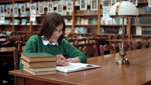 Intelligente Frau liest in der Bibliothek