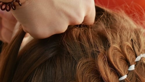Weibliches Model bekommt ihre Haare angezogen