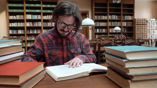 Schüler umgeben von Büchern