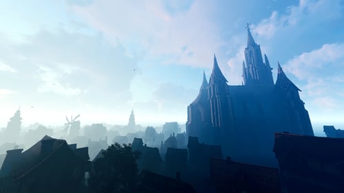 La ciudad vieja en la niebla de la mañana