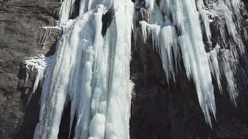 Hermosa cascada congelada en invierno.
Ucrania