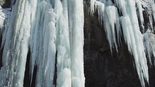 Wunderschöner gefrorener Wasserfall im Winter
