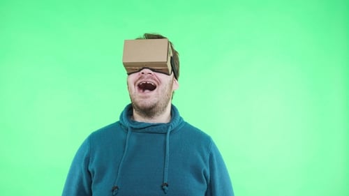 Homem aproveite no fone de ouvido Google VR de papelão para telefone