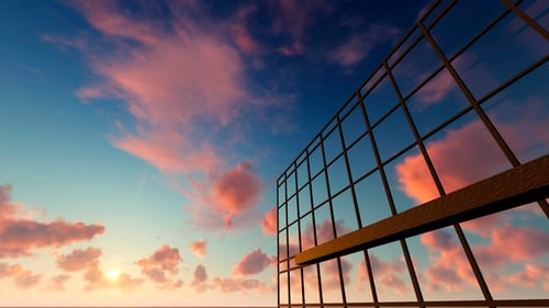Amanecer reflejándose sobre el edificio